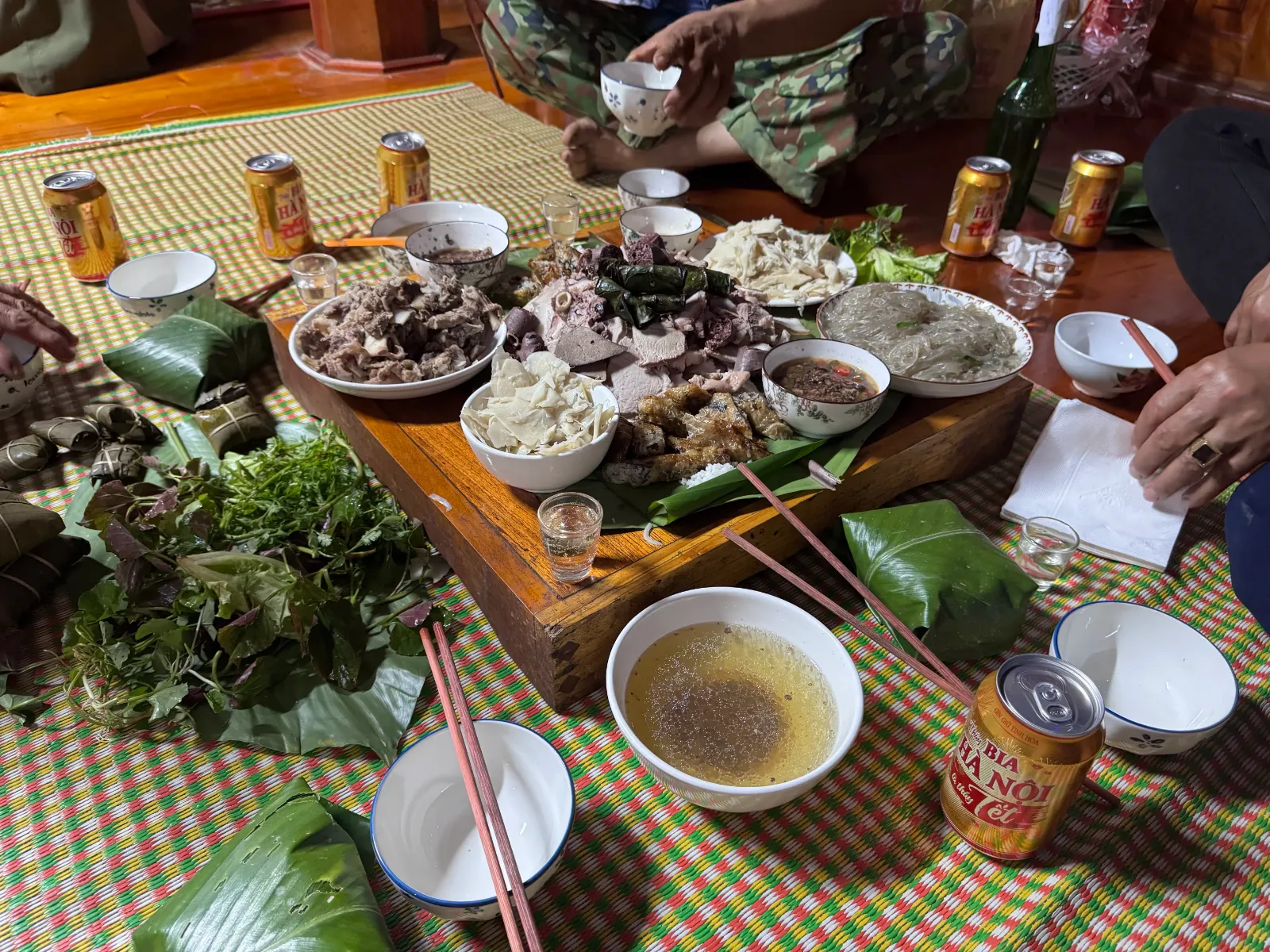 Bữa cỗ quây quần trên chiếu hoa trong nhà sàn
