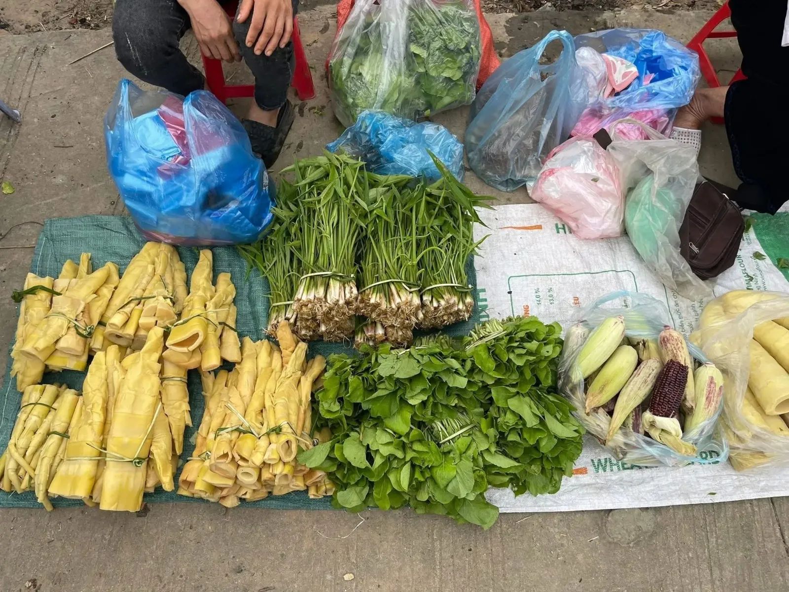 Sạp hàng nông sản tươi tại chợ phiên Vân Sơn