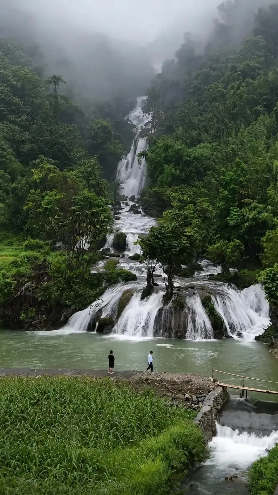 Thác Thung đổ trắng xoá giữa vách đá rêu phong