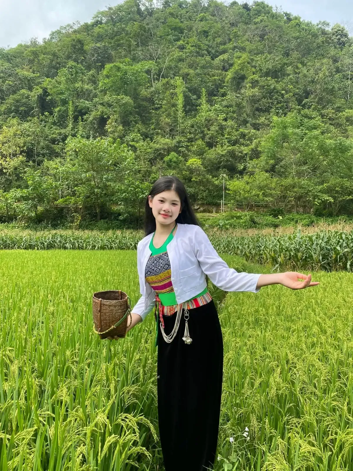 Chi tiết gỗ mộc mạc trên thuyền truyền thống, tông màu ấm